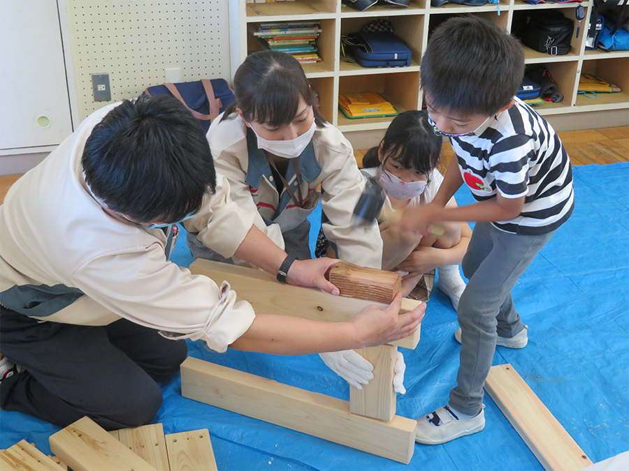 写真：刈谷市内の特別支援学級の児童に対し、岐阜県加子母での森づくり活動で出た間伐材を使っての工作教室も3年ぶりに実施（トヨタ紡織）