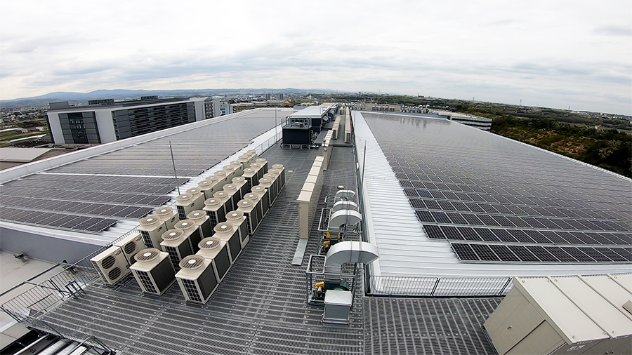 写真:猿投工場 ものづくり革新センターの太陽光パネル