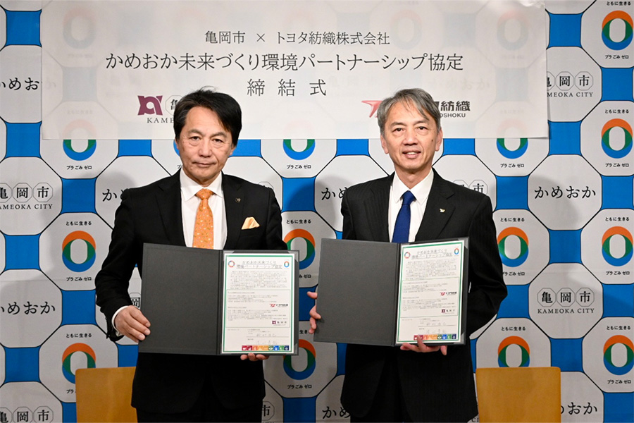 写真:桂川孝裕亀岡市長(左)とCCNO 鈴村浩己