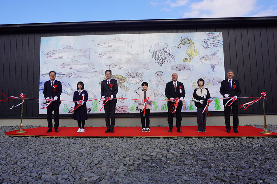 写真：ウニ畜養試験研究施設の開所式