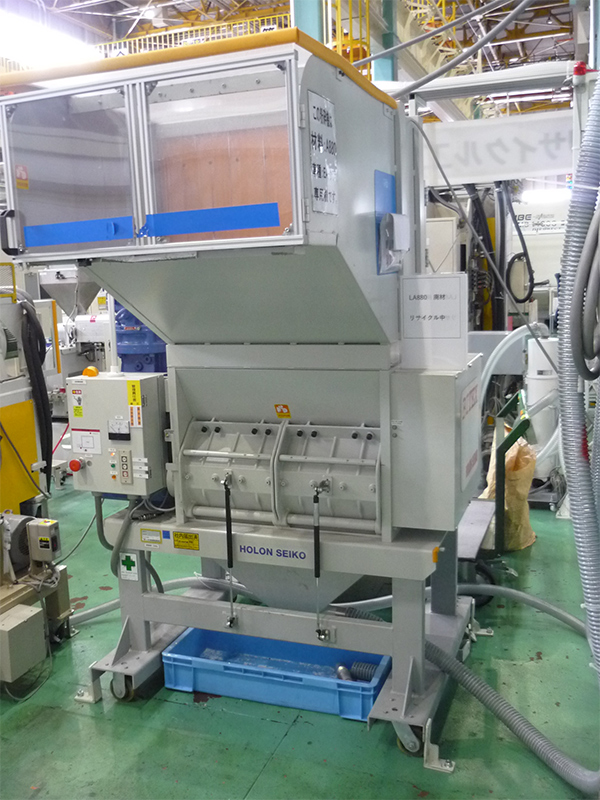 Photo:General-purpose recycling crusher with air cleaning function that can crush a variety of products