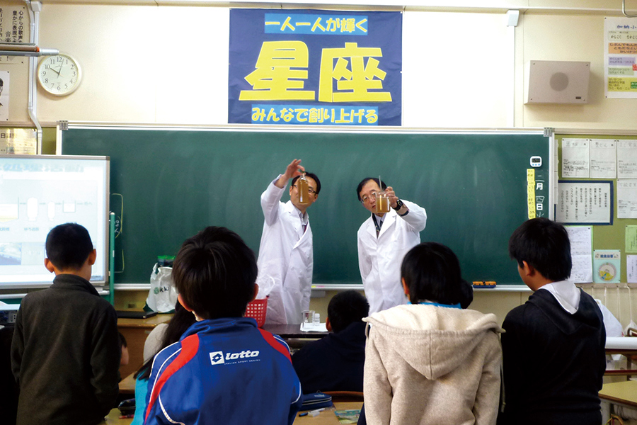 Photo:Children show great interest in an experiment for purifying wastewater