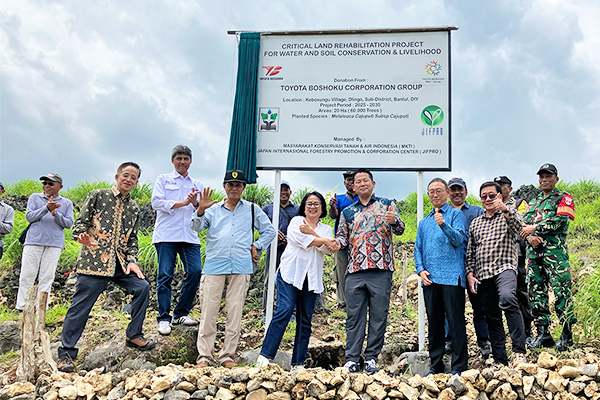 写真:インドネシア治山治水協会、国際緑化推進センターと連携し、インドネシアのジョグジャカルタ州で、今後5年間で60,000本を植えるプロジェクトを開始しました。現地で植樹セレモニーを行いました(1)