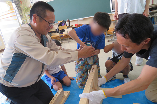 写真:刈谷市、豊田市の特別支援学級の児童に対し、岐阜県加子母の森づくり活動で出た間伐材を使った工作教室を実施(1)