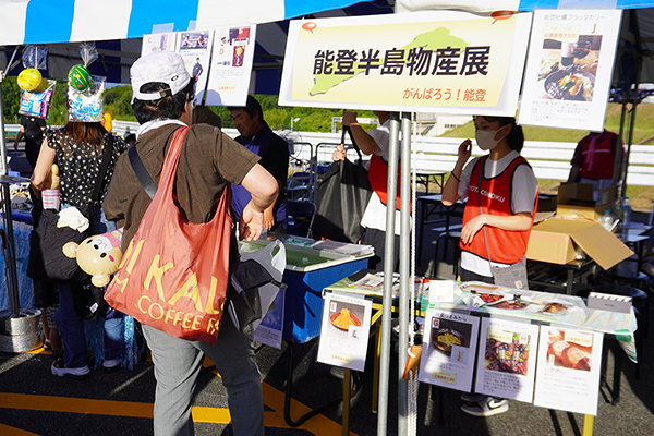 写真:サマーフェスティバル(社内イベント)で、復興支援として能登半島の特産物を販売しました