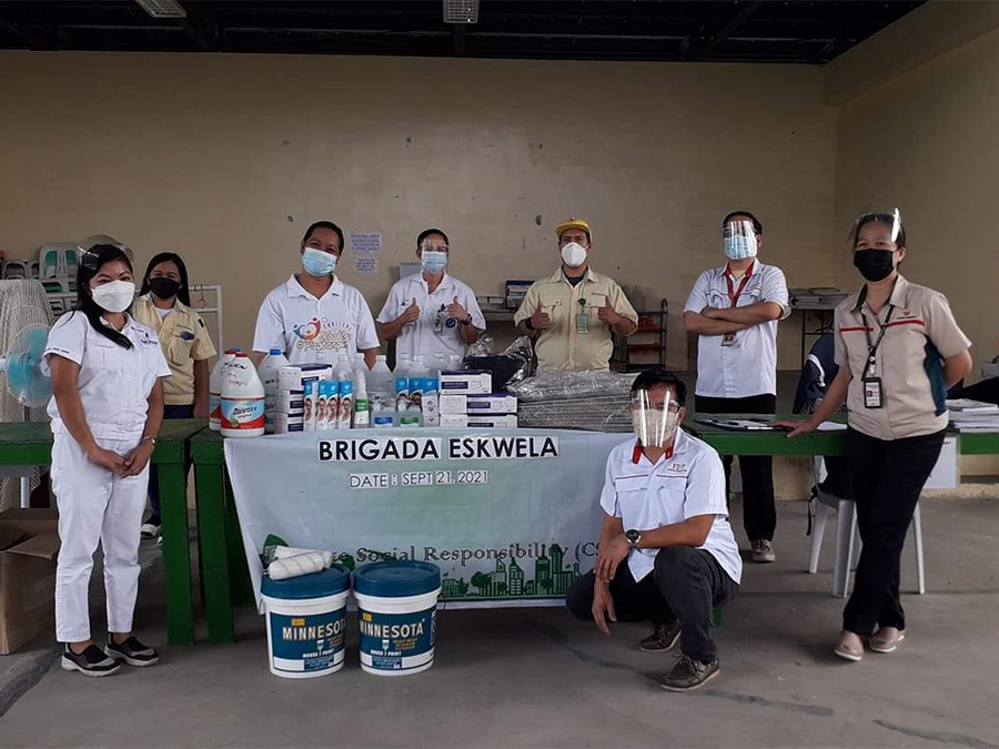 写真：地元の小学校に感染症対策グッズを提供（トヨタ紡織フィリピン）