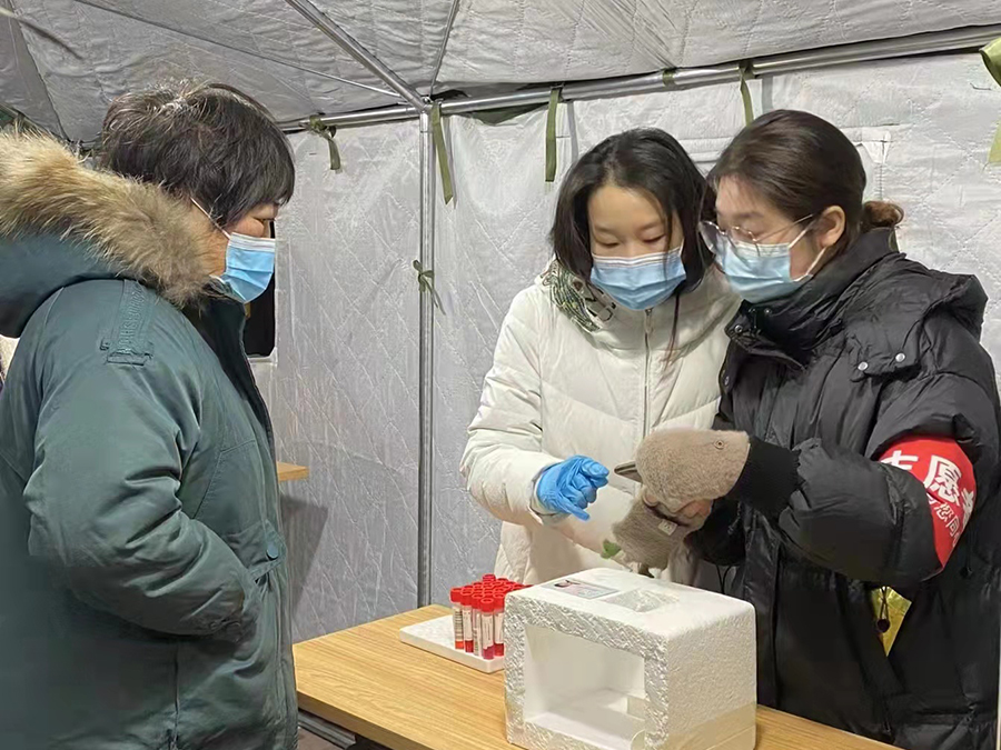 写真：PCR検査の受付などのボランティア活動（天津豊田紡）