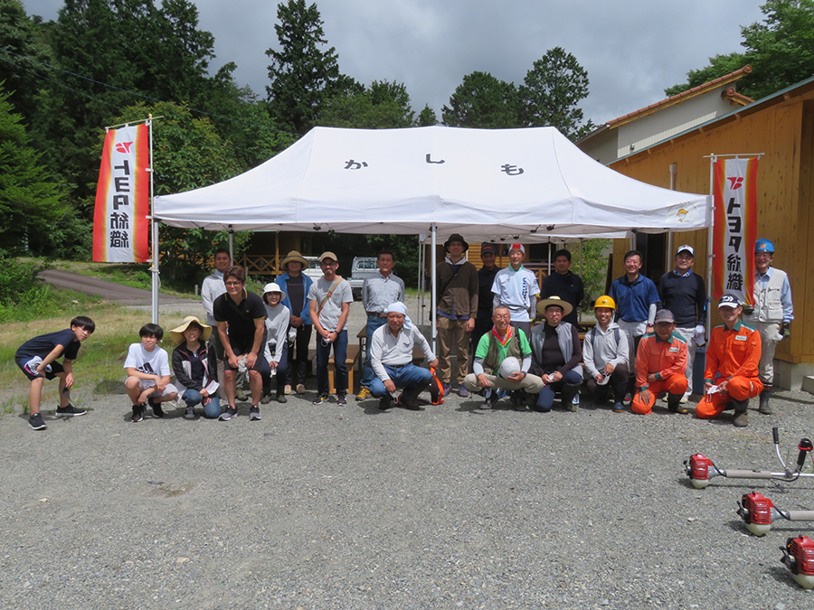 Photo:Community exchange activities at the environmental forest Kashimo, held for the first time in three years (Toyota Boshoku)