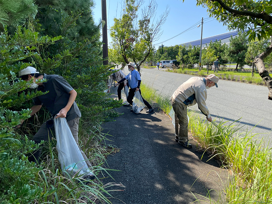 Photo:Environmental beautification activities around the Toyohashi Plant