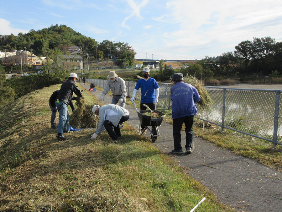 Photo:Working with the local community on an environmental beautification project at Uehara Sango Pond Road in Tajimi, Gifu Prefecture