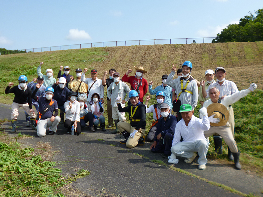 写真:豊田市の猿投地区で地域の方と環境美化活動