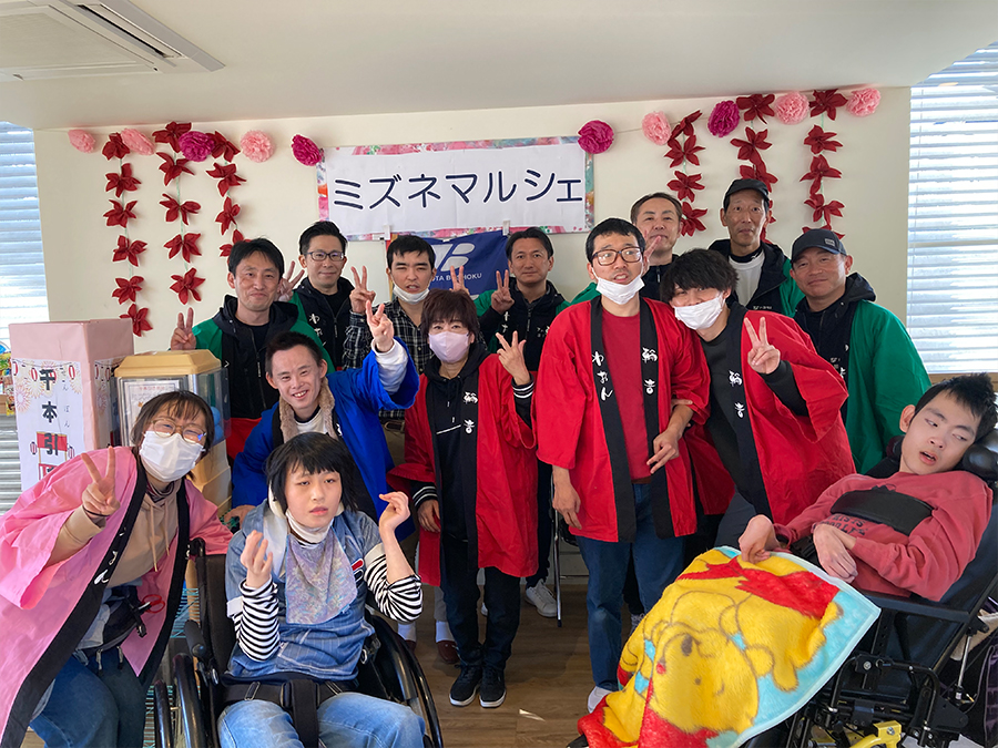 写真:「部長会」による福祉施設の方との交流活動
