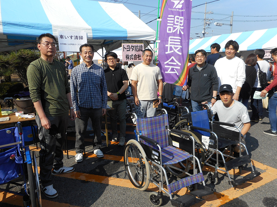 写真:地域のイベントで、会場に持ち込まれた車イスの清掃活動を「課長会」で実施