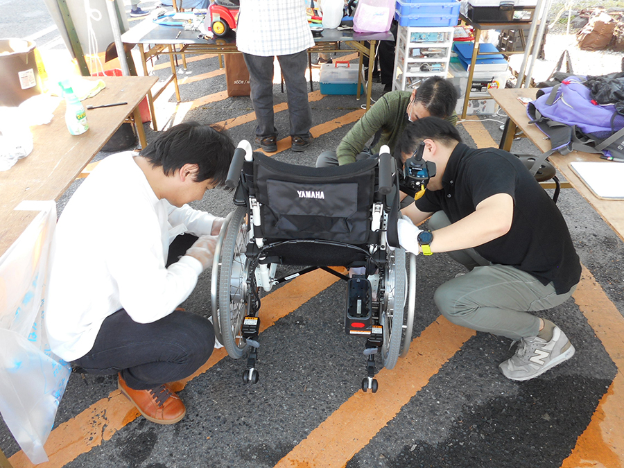 写真:地域のイベントで、会場に持ち込まれた車イスの清掃活動を「課長会」で実施