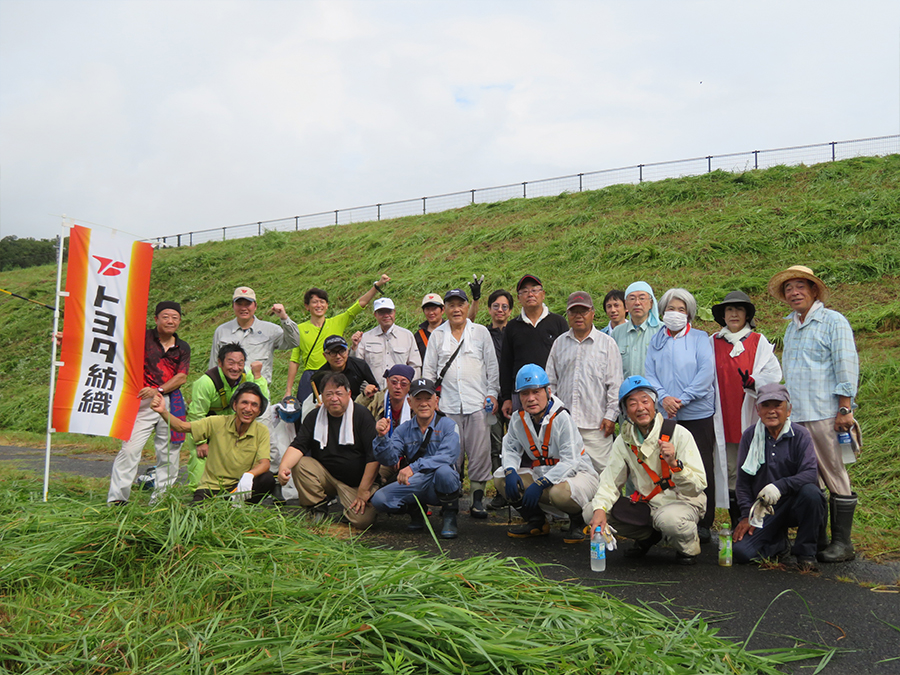 写真:豊田市の伊保地区で地域の方と環境美化活動