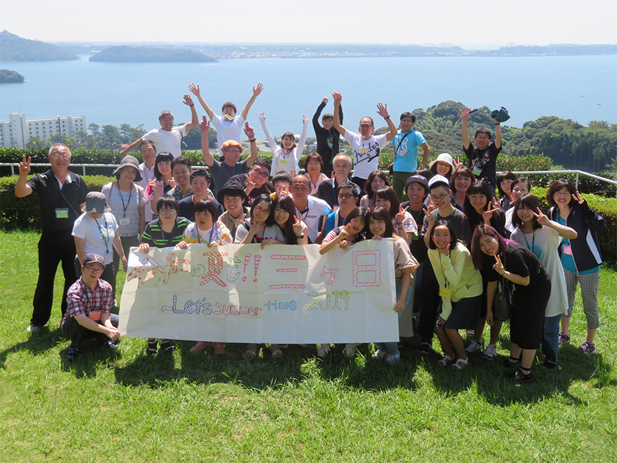写真：浜名湖をバックに参加者全員の集合写真