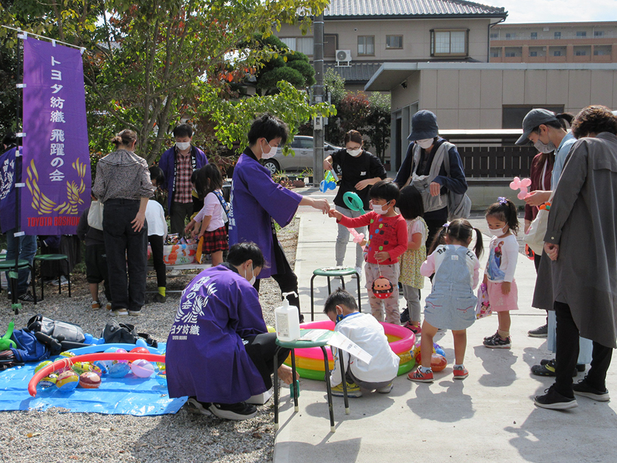 Photo:Support activities for children’s cafeteria by the Assistant Manager’s Committee