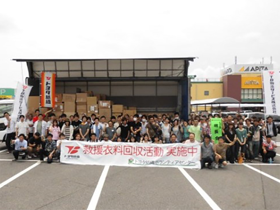 写真：グループ会社、地元学生ボランティアの方たちと一緒に活動