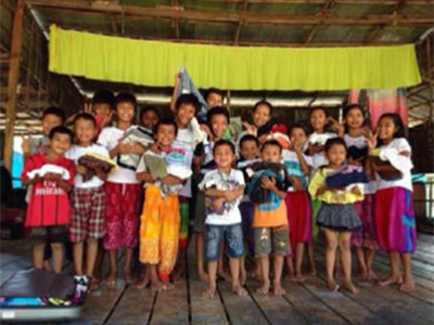 Photo:Vietnamese children receiving clothing