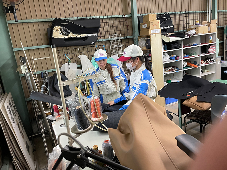 写真:シートカバーの縫製指導