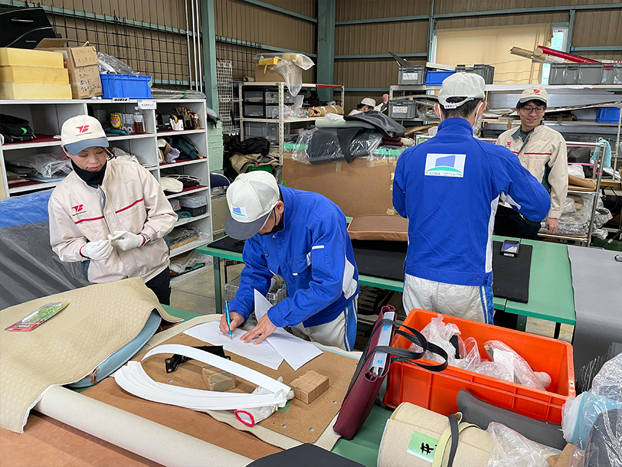 写真:シートカバーの製作
