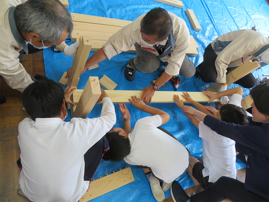写真:刈谷市内の特別支援学級の児童に対し、岐阜県加子母での森づくり活動で出た間伐材を使っての工作教室を実施