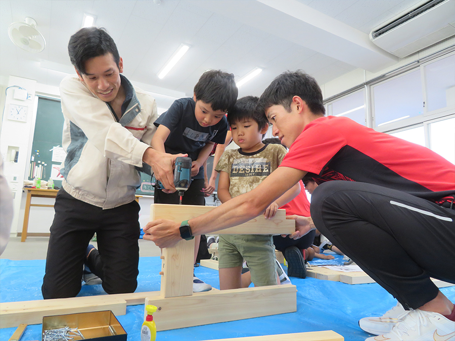 写真:刈谷市内の特別支援学級の児童に対し、岐阜県加子母の森づくり活動で出た間伐材を使った工作教室を実施