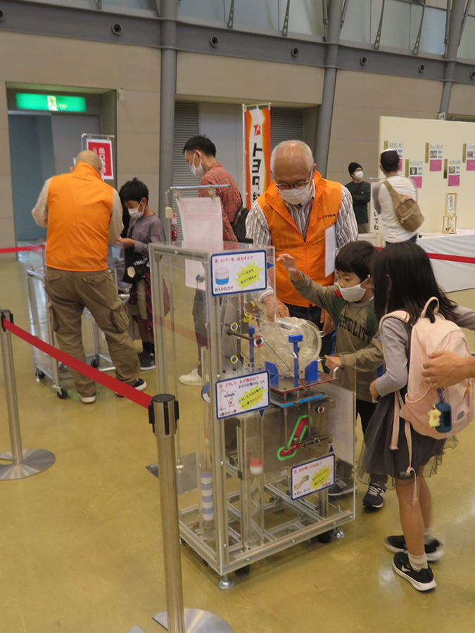 Photo:Children showing a keen interest in Karakuri devices