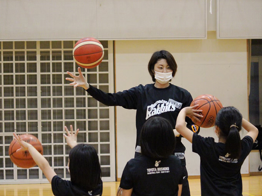 写真：地域の子どもたちと一緒に練習