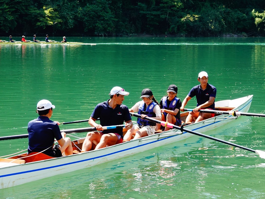 写真:地元小中学生が選手と一緒にボートに乗ってオールを漕ぐ体験をしました