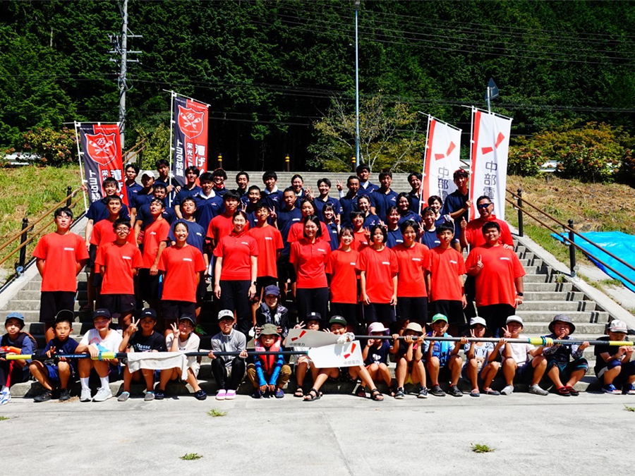 写真:地元小中学生が選手と一緒にボートに乗ってオールを漕ぐ体験をしました
