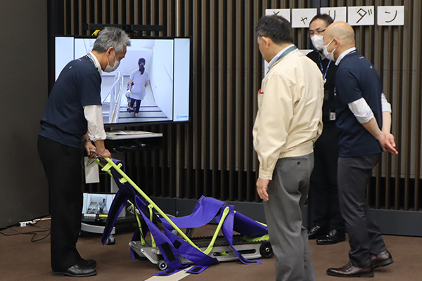 写真：非常用階段避難車の体験