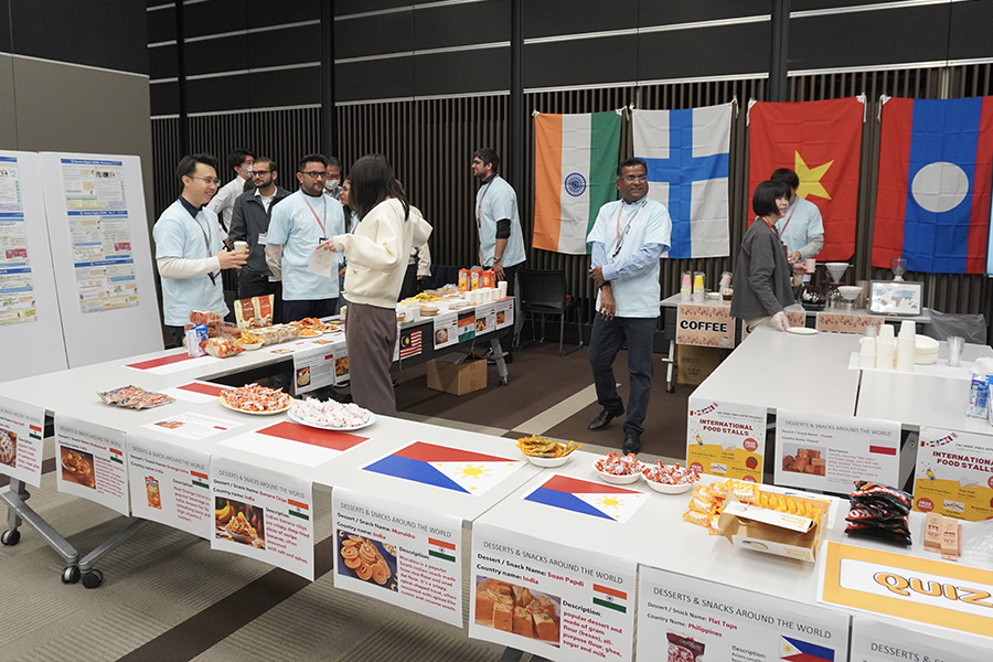 写真:さまざまな国の料理を紹介