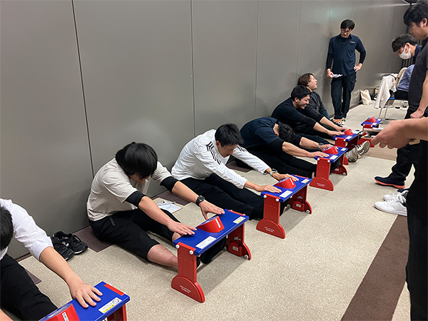 写真：35歳コース　講師指導のもと、体力測定を実施