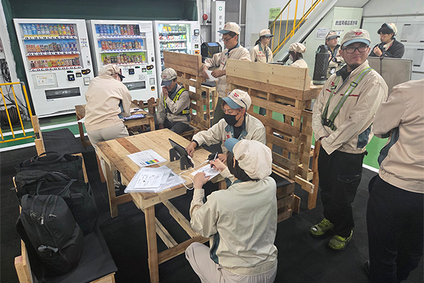 写真：工場内で血管年齢測定を行いました