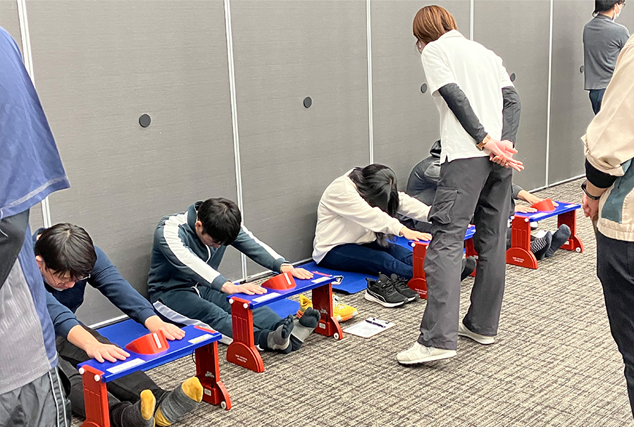写真:35歳コース 講師指導の下、体力測定を実施