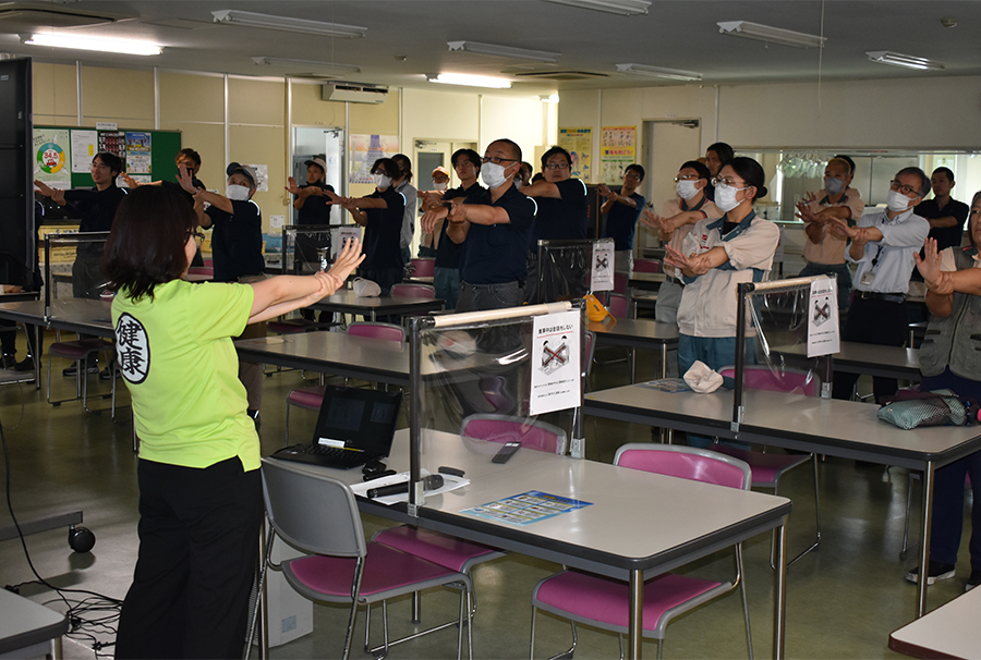 写真:参加者と腸活体操を行いました