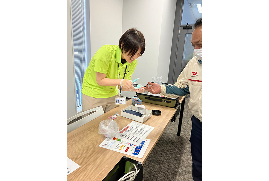 写真:指先で血糖値を測定