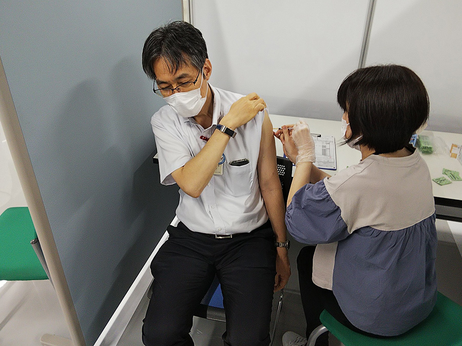 Photo:Performing workplace COVID-19 vaccinations
