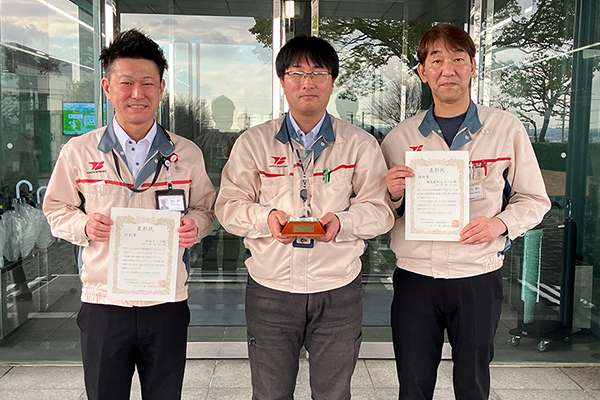 写真：優秀な成績をおさめたチームを表彰
