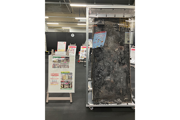 写真：焼損した試験設備のドアを展示