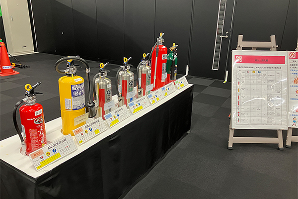 写真：適切な消火器選択のための展示