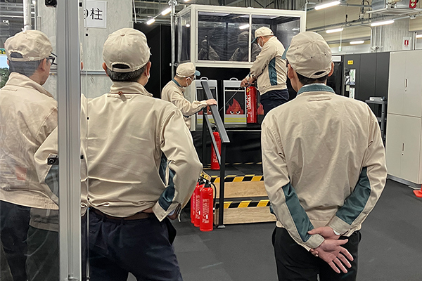 写真：適切な消火器操作方法についての実施指導