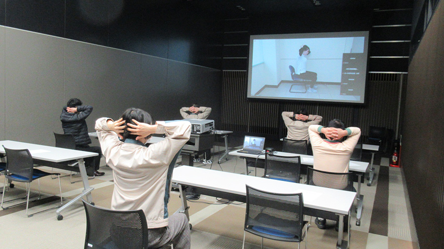 写真:会議室や自宅からリモートで参加