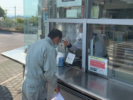 Photo:Checking contractors’ temperatures upon arrival at factories, as part of COVID-19 anti-infection measures
