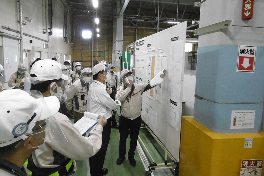 Photo:A chief plant general manager checking the management situation