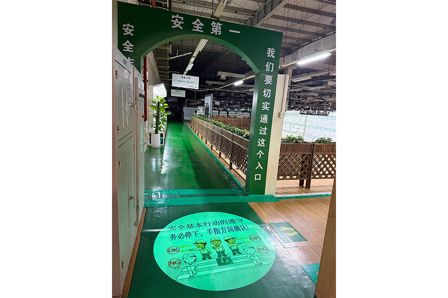 写真：安全基本行動に関する啓発メッセージを工場入り口の床面に掲示（寧波豊田紡織（中国））