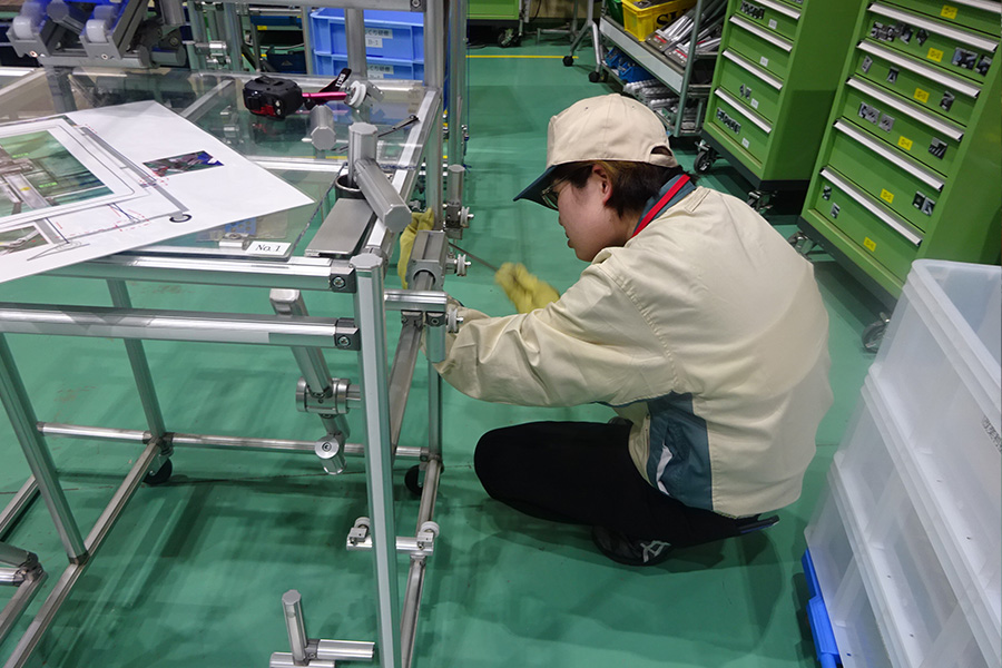 写真:からくりの機構を学ぶ実技課題を実施