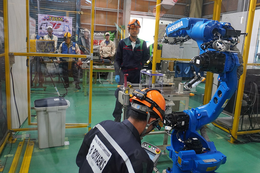 写真:ロボット保全