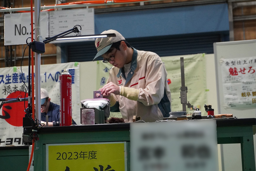 写真:金型仕上げ